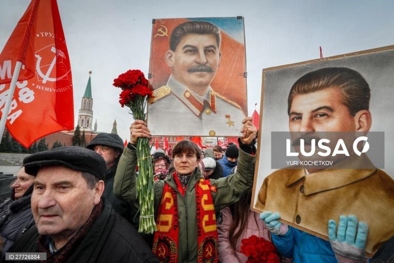 Membros e apoiantes do partido comunista russo comemoraram o 140 aniversário do nascimento de José Stalin na Praça Vermelha em Moscovo, Rússia. 