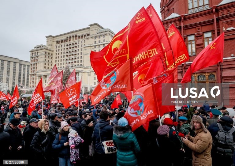 Membros e apoiantes do partido comunista russo comemoraram o 140 aniversário do nascimento de José Stalin na Praça Vermelha em Moscovo, Rússia. 