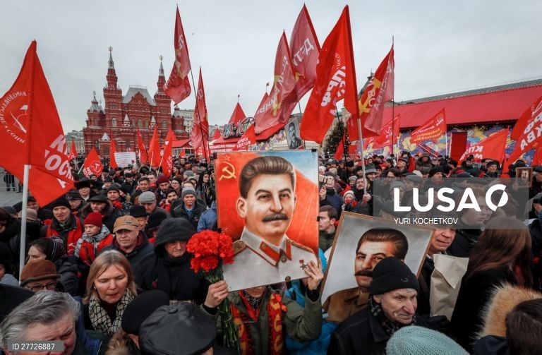 Membros e apoiantes do partido comunista russo comemoraram o 140 aniversário do nascimento de José Stalin na Praça Vermelha em Moscovo, Rússia. 