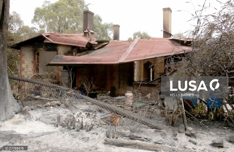 Rescaldo de um incêndio na Austrália.