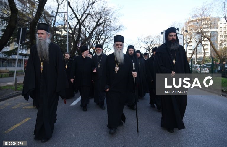 Membros da Igreja Ortodoxa Sérvia protestam contra a nova política de religião na Sérvia.