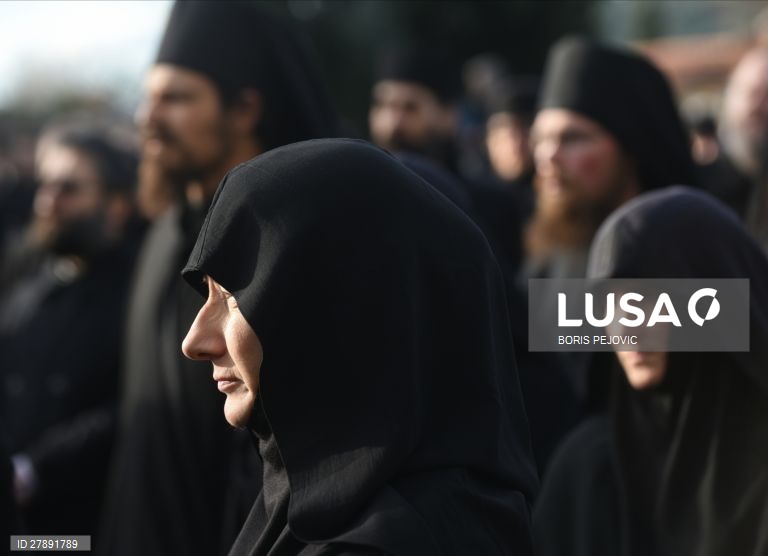 Membros da Igreja Ortodoxa Sérvia protestam contra a nova política de religião na Sérvia.