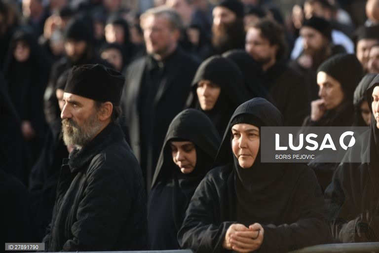 Membros da Igreja Ortodoxa Sérvia protestam contra a nova política de religião na Sérvia.