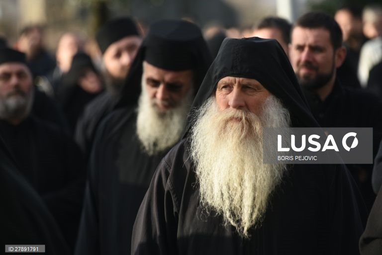 Membros da Igreja Ortodoxa Sérvia protestam contra a nova política de religião na Sérvia.