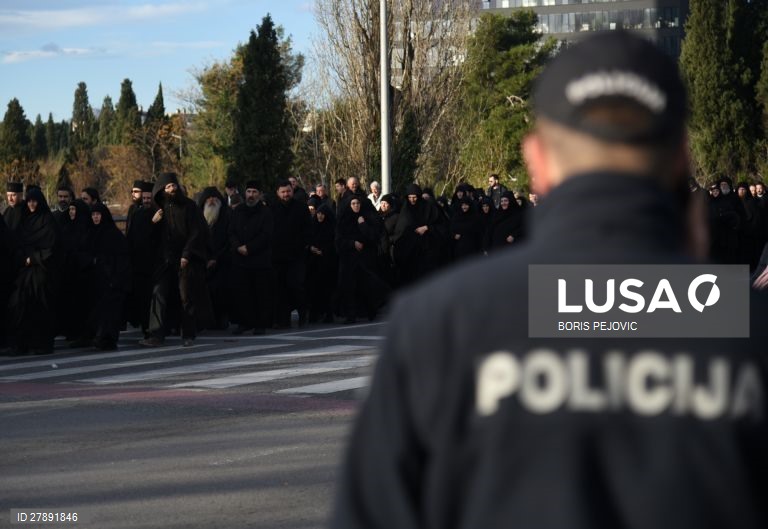 Membros da Igreja Ortodoxa Sérvia protestam contra a nova política de religião na Sérvia.