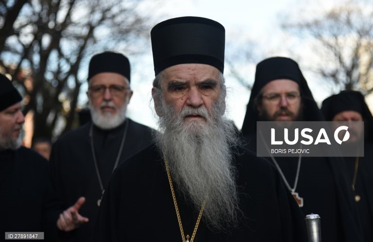Membros da Igreja Ortodoxa Sérvia protestam contra a nova política de religião na Sérvia.