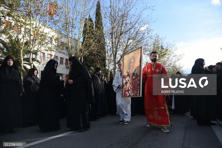 Membros da Igreja Ortodoxa Sérvia protestam contra a nova política de religião na Sérvia.