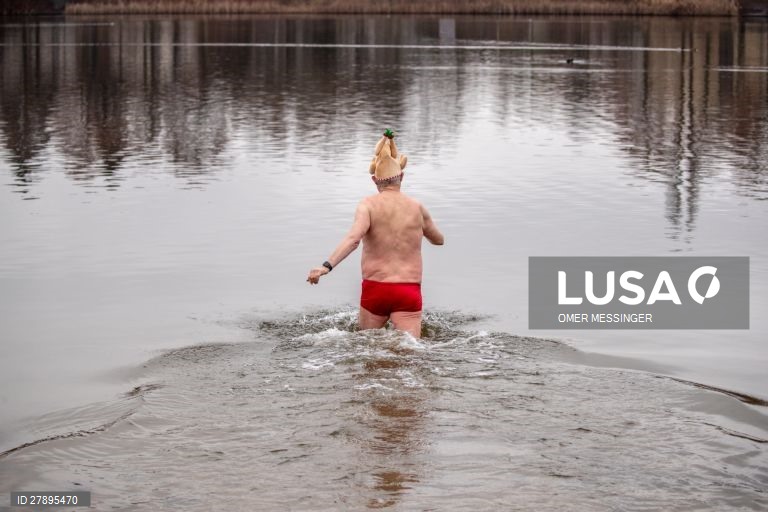 Celebração do Natal no lago Orankesee, em Berlim, na Alemanha.