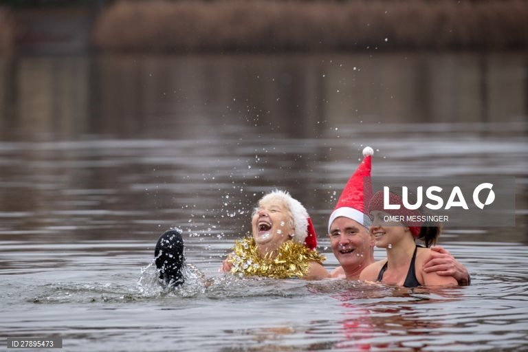 Celebração do Natal no lago Orankesee, em Berlim, na Alemanha.