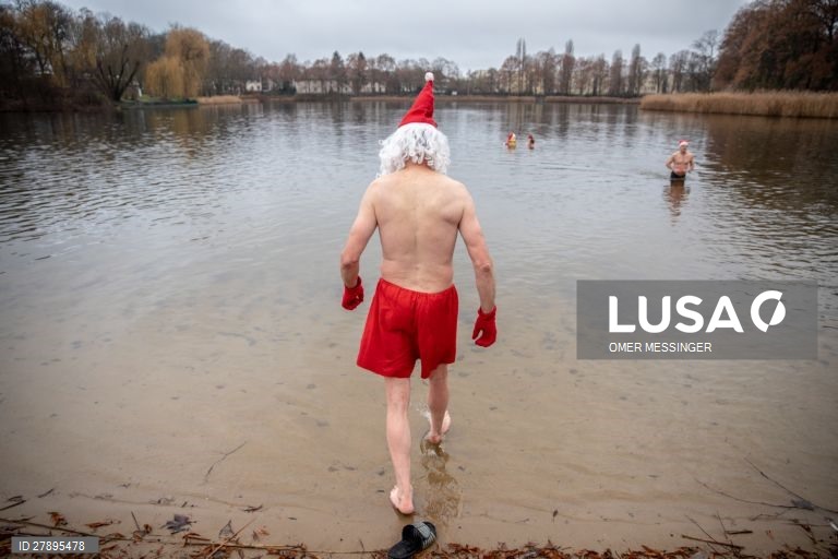 Celebração do Natal no lago Orankesee, em Berlim, na Alemanha.