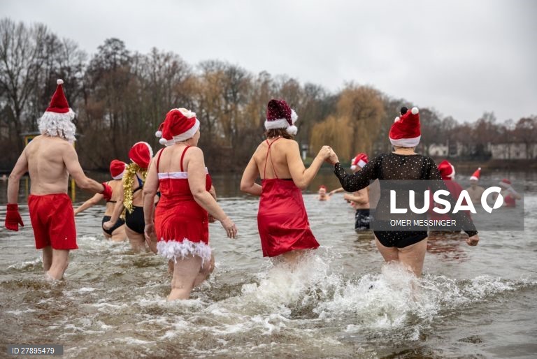 Celebração do Natal no lago Orankesee, em Berlim, na Alemanha.