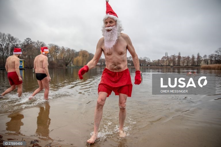 Celebração do Natal no lago Orankesee, em Berlim, na Alemanha.