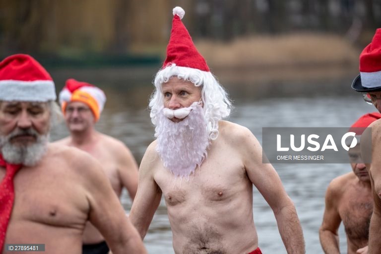 Celebração do Natal no lago Orankesee, em Berlim, na Alemanha.