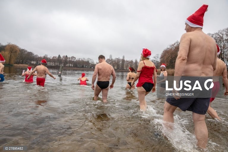 Celebração do Natal no lago Orankesee, em Berlim, na Alemanha.
