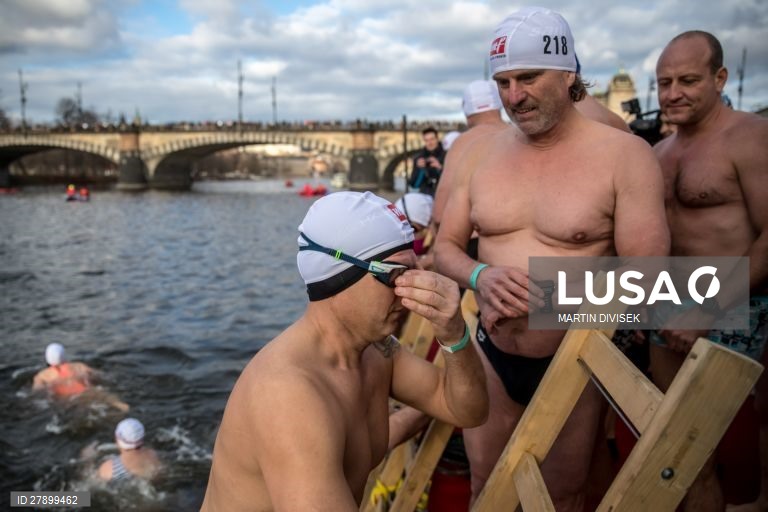 República Checa: Tradicional banho de Natal no Rio Ultava