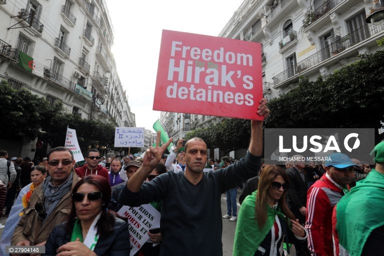 Argélia: Manifestação anti-governamental em Argel