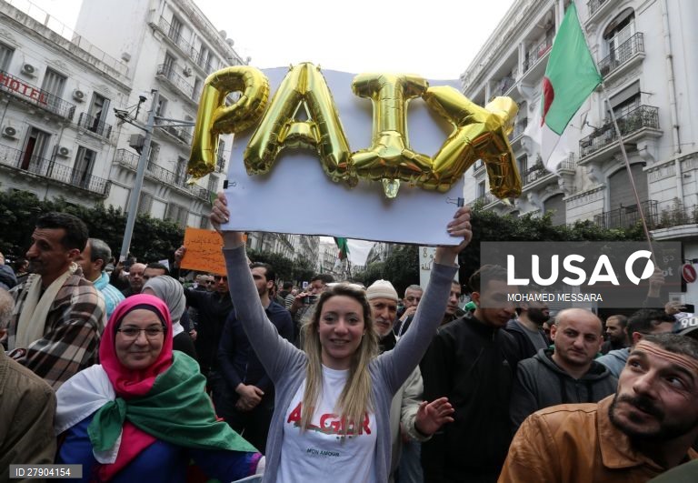 Argélia: Manifestação anti-governamental em Argel