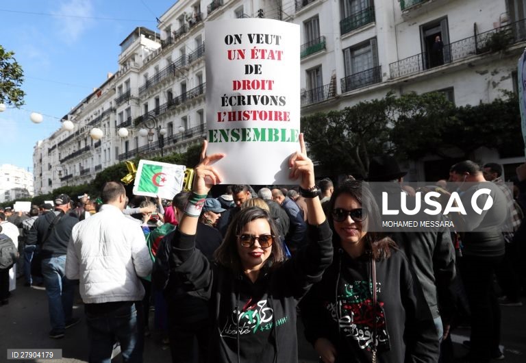 Argélia: Manifestação anti-governamental em Argel