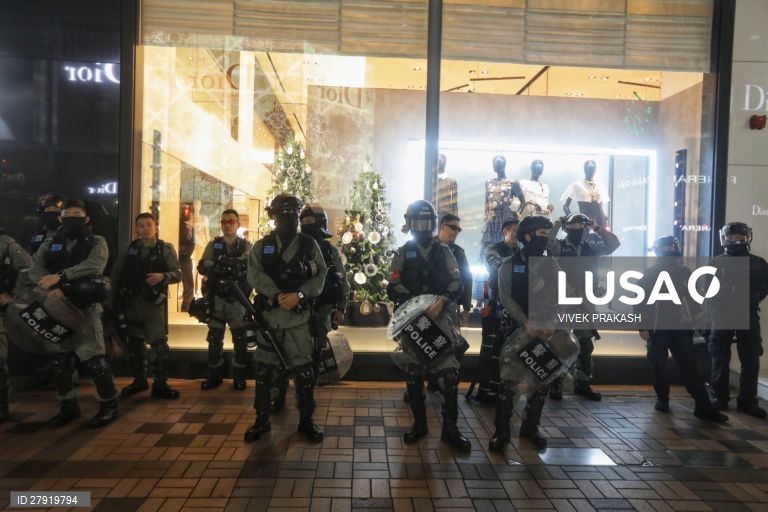 Cordão humano de manifestantes pró-democracia na véspera do Ano Novo em Hong Kong. 