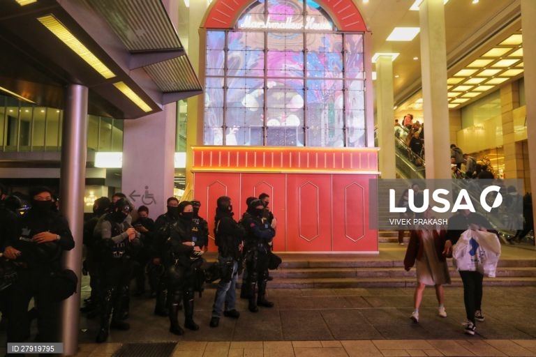 Cordão humano de manifestantes pró-democracia na véspera do Ano Novo em Hong Kong. 