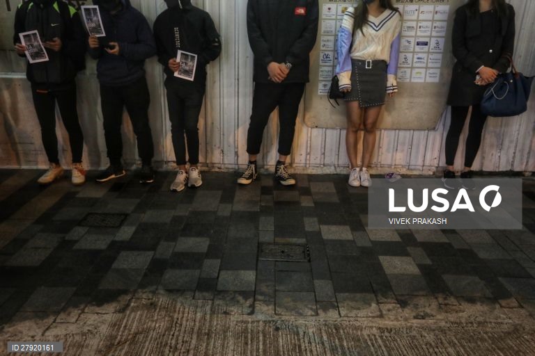Cordão humano de manifestantes pró-democracia na véspera do Ano Novo em Hong Kong. 