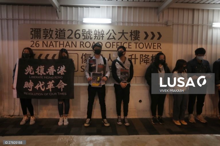 Cordão humano de manifestantes pró-democracia na véspera do Ano Novo em Hong Kong. 