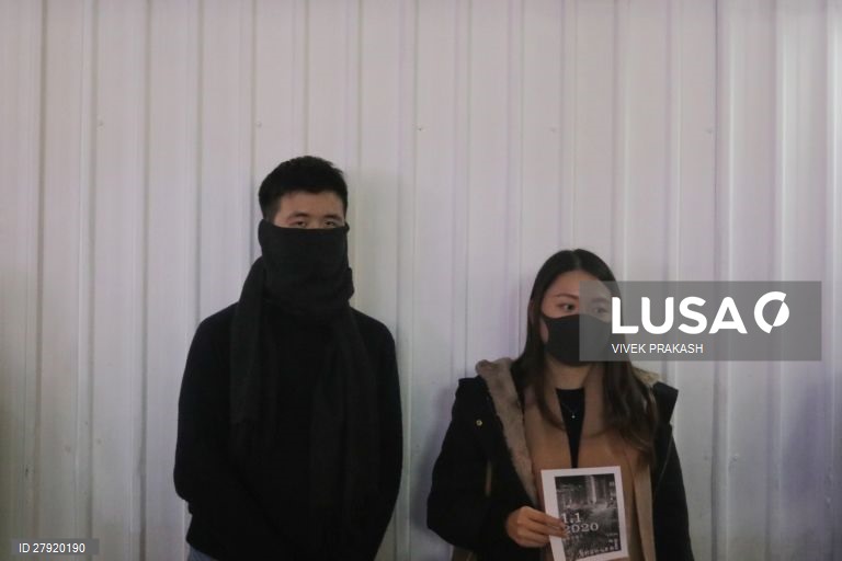 Cordão humano de manifestantes pró-democracia na véspera do Ano Novo em Hong Kong. 