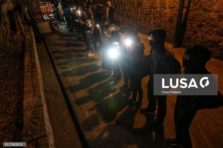 Cordão humano de manifestantes pró-democracia na véspera do Ano Novo em Hong Kong. 