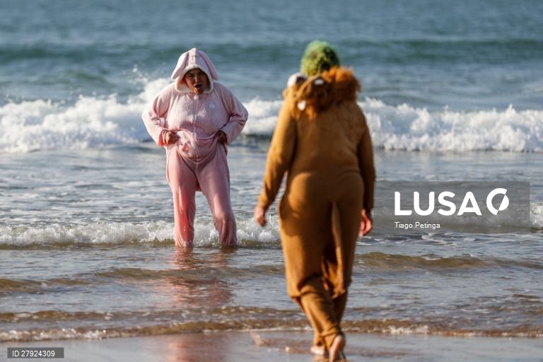 Primeiro banho do ano em Carcavelos. 