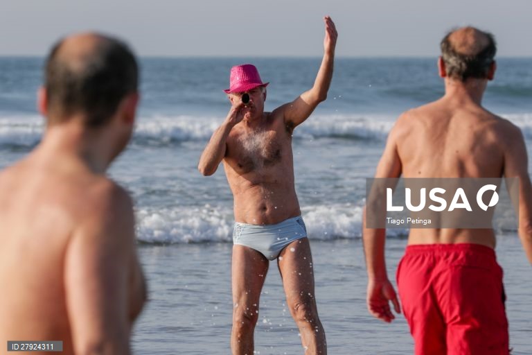 Primeiro banho do ano em Carcavelos. 