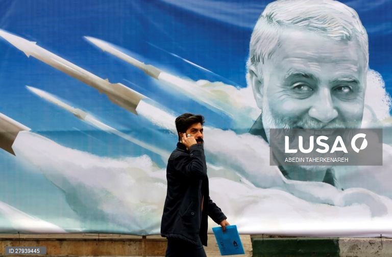 Iranianos choram o assassinato do general Qasem Soleimani, comandante da Força Quds da Guarda Revolucionária iraniana.
