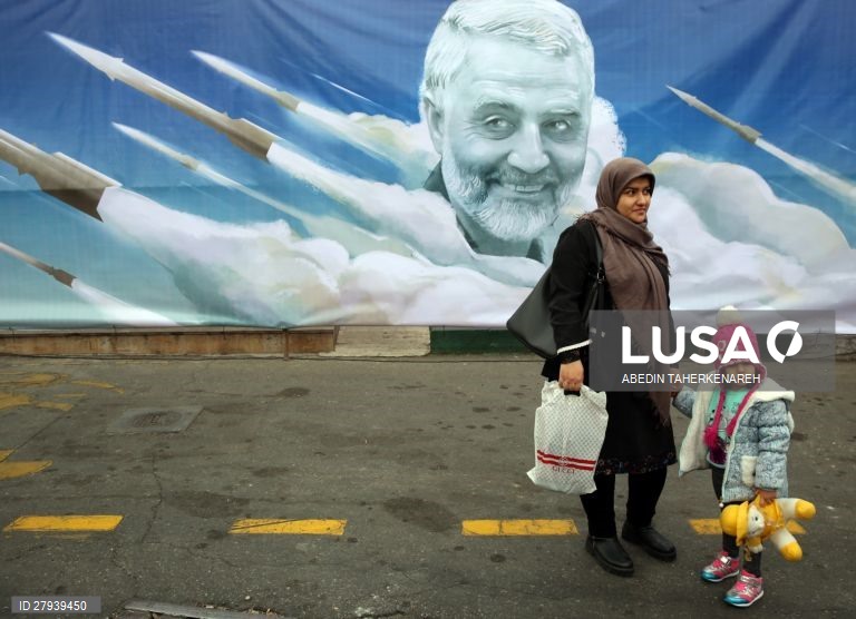 Iranianos choram o assassinato do general Qasem Soleimani, comandante da Força Quds da Guarda Revolucionária iraniana.