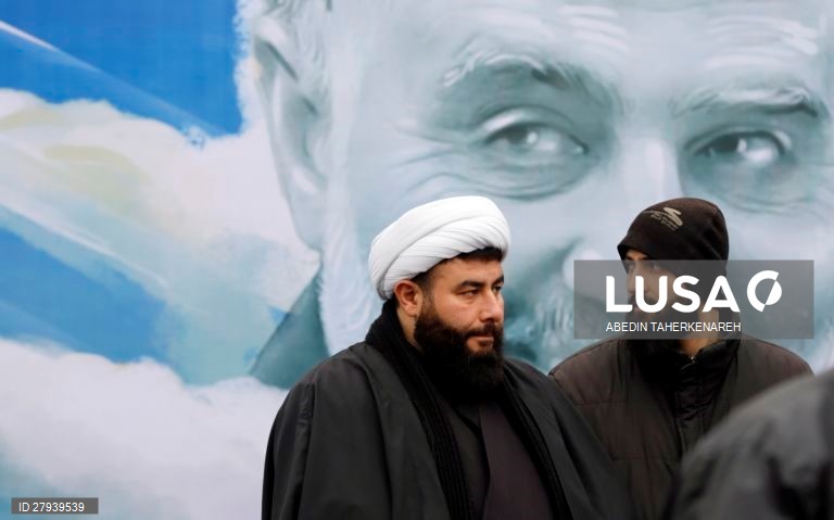 Iranianos choram o assassinato do general Qasem Soleimani, comandante da Força Quds da Guarda Revolucionária iraniana.
