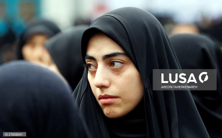 Iranianos choram o assassinato do general Qasem Soleimani, comandante da Força Quds da Guarda Revolucionária iraniana.