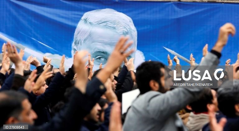 Iranianos choram o assassinato do general Qasem Soleimani, comandante da Força Quds da Guarda Revolucionária iraniana.