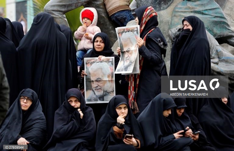 Iranianos choram o assassinato do general Qasem Soleimani, comandante da Força Quds da Guarda Revolucionária iraniana.