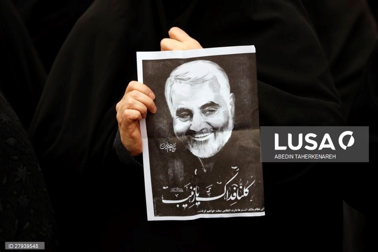 Iranianos choram o assassinato do general Qasem Soleimani, comandante da Força Quds da Guarda Revolucionária iraniana.
