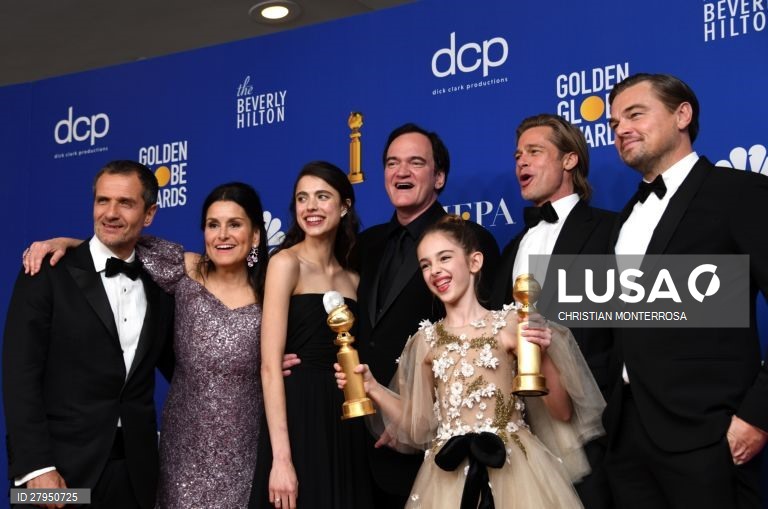 O elenco do filme "Era Uma vez... Em Hollywood" que ganhou o Globo de Ouro para melhor filme - musical ou comédia.