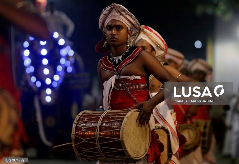 Procissão budista no Sri Lanka