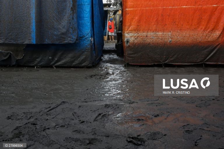 Rescaldo da erupção do vulcão Taal em Tagaytay