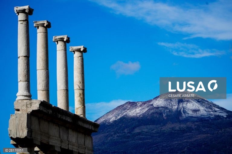 Itália: Primeira neve do ano no Monte Vesúvio e em Pompeia