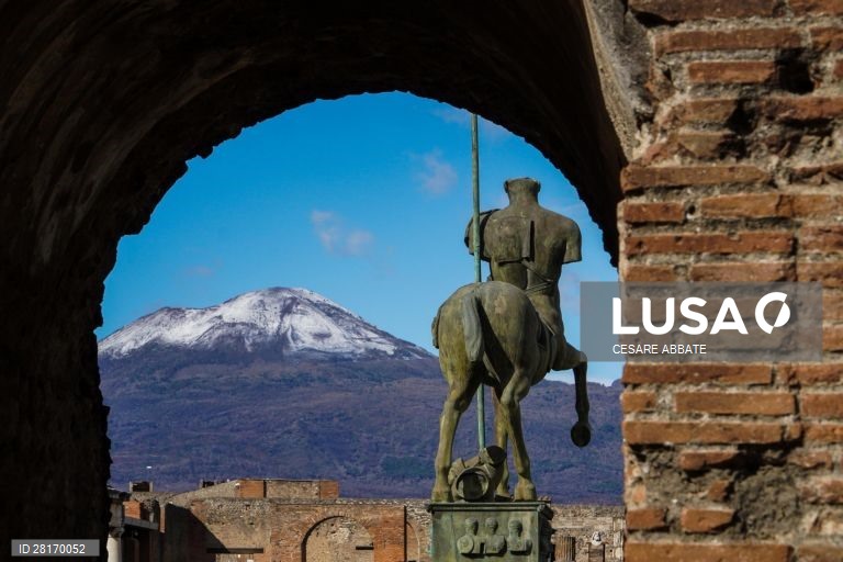 Itália: Primeira neve do ano no Monte Vesúvio e em Pompeia