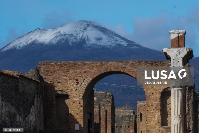 Itália: Primeira neve do ano no Monte Vesúvio e em Pompeia
