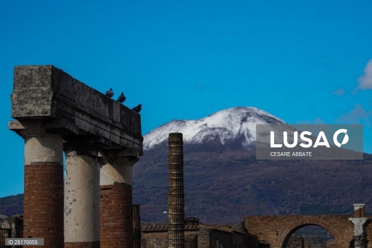 Itália: Primeira neve do ano no Monte Vesúvio e em Pompeia