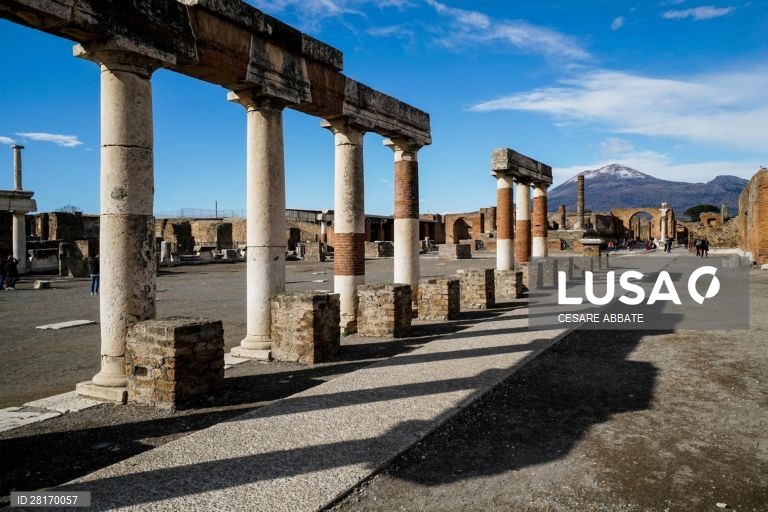 Itália: Primeira neve do ano no Monte Vesúvio e em Pompeia