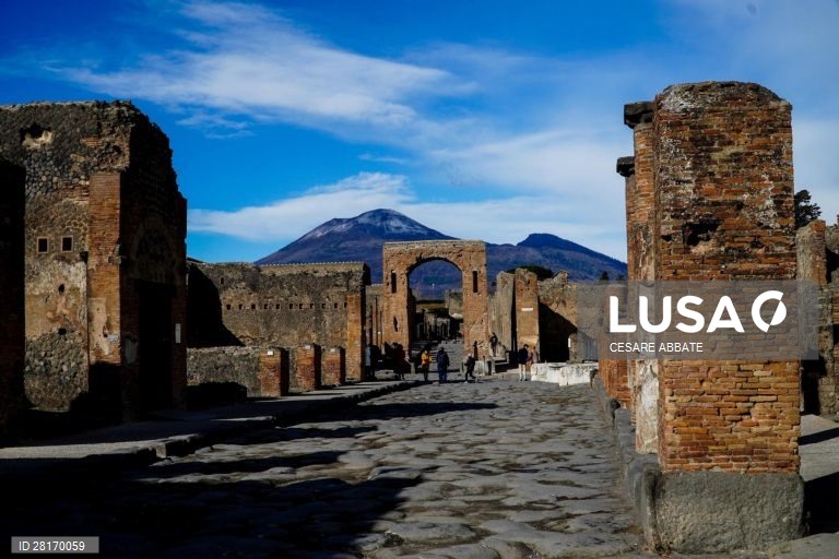 Itália: Primeira neve do ano no Monte Vesúvio e em Pompeia