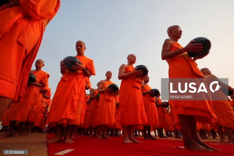 Centenas de monges budistas participaram nas comemorações do dia Makha Bucha, naTailândia.