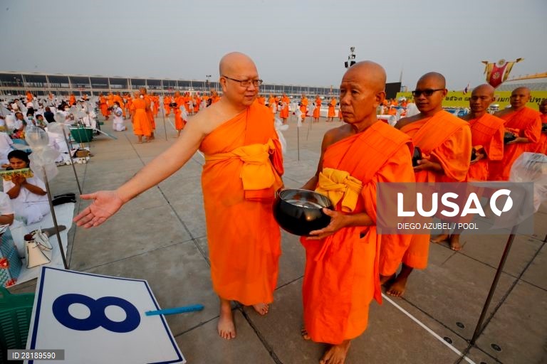 Centenas de monges budistas participaram nas comemorações do dia Makha Bucha, naTailândia.
