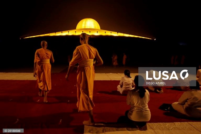 Centenas de monges budistas participaram nas comemorações do dia Makha Bucha, naTailândia.