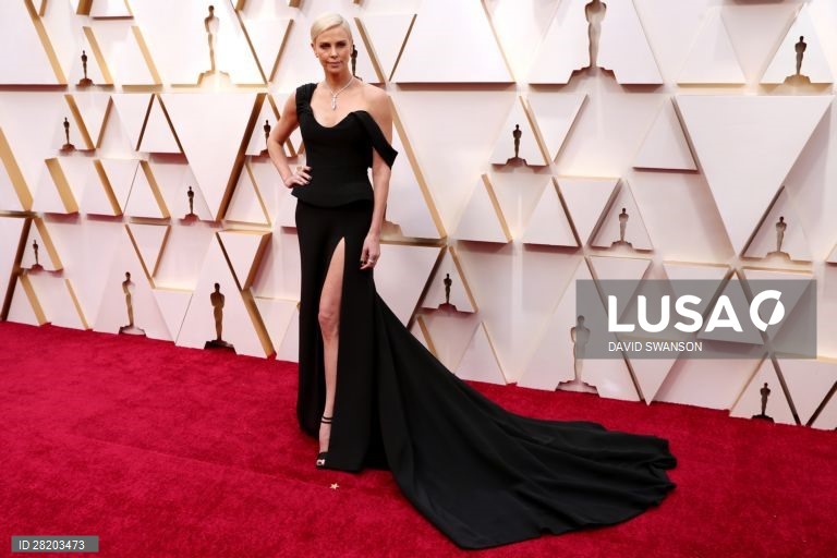 A atriz Charlize Theron, nomeada pelo seu papel em "Bombshell", à chegada para a cerimónia dos Óscares. 